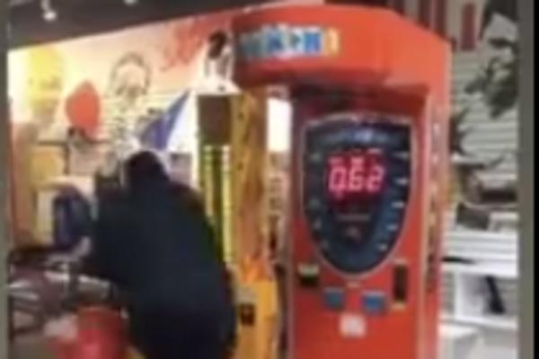 NAJGORI OTAC NA SVETU: Kad vidite šta je uradio detetu, OKRENUĆE VAM SE STOMAK! (VIDEO)