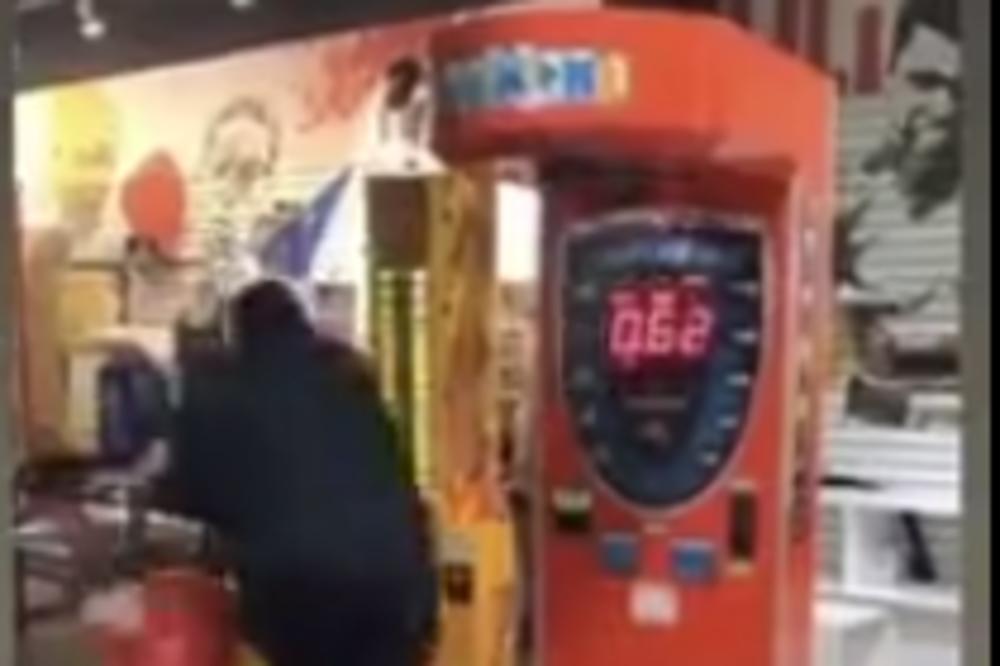 NAJGORI OTAC NA SVETU: Kad vidite šta je uradio detetu, OKRENUĆE VAM SE STOMAK! (VIDEO)