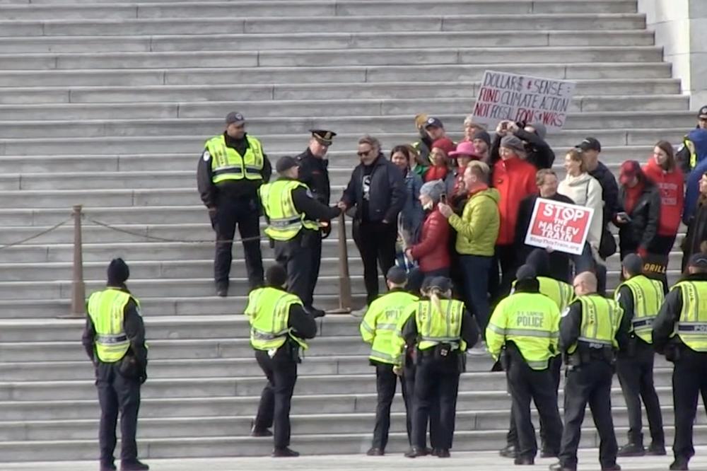 UHAPŠEN HOAKIN FINIKS! Protestovao u Vašingtonu zbog KLIMATSKIH PROMENA, policija REAGOVALA