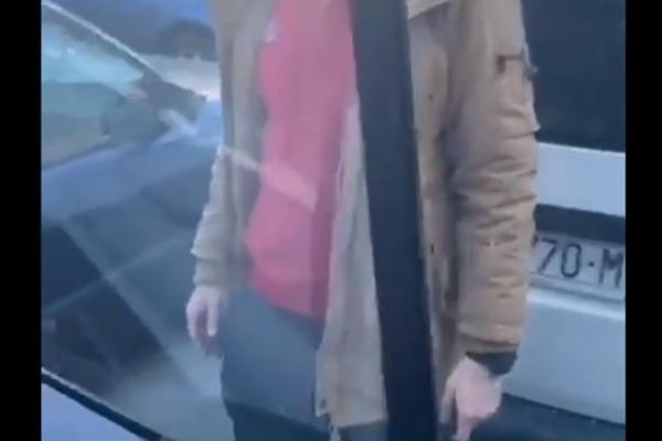 MISLIO JE DA AUTO NE MOŽE DA SE OTKLJUČA I POZVAO DRUGA U POMOĆ Kada je shvatio OVU stvar, svi su popadali od smeha