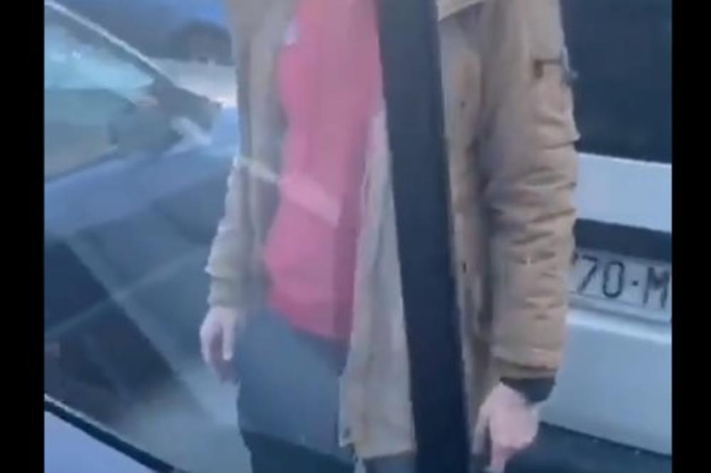 MISLIO JE DA AUTO NE MOŽE DA SE OTKLJUČA I POZVAO DRUGA U POMOĆ Kada je shvatio OVU stvar, svi su popadali od smeha