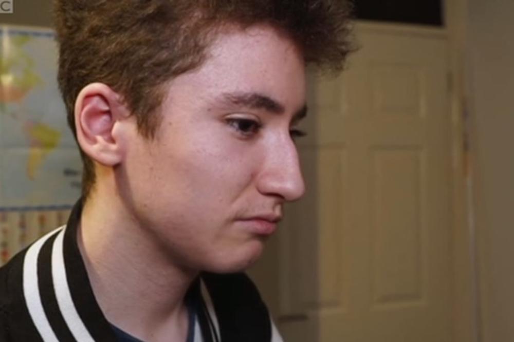 TINEJDŽERU JE POZLILO, A NIKOG NIJE BILO OKOLO: Život mu je spasila devojka udaljena 8.000 kilometara od njega!