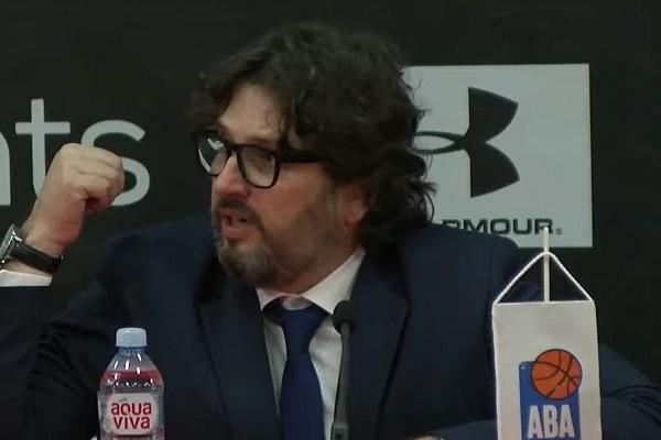 UBIO SI ME, JA SAM VEĆ ZOMBI! OGI JE JOŠ U HALI, GLEDA DA LI LOPTA ULAZI: Novi hit performans Andree Trinkijerija!