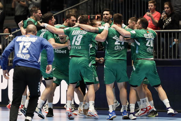 KO JE DOZVOLIO DA CRNA GORA IGRA PROTIV SRBIJE U ZELENIM DRESOVIMA USRED HAOSA?! Da li je to ovaj čovek?