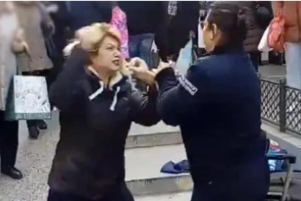PRIVEDENA! Policija uhvatila NASILNICU koja je pesnicom udarila KOMUNALNU MILICAJKU! (VIDEO)