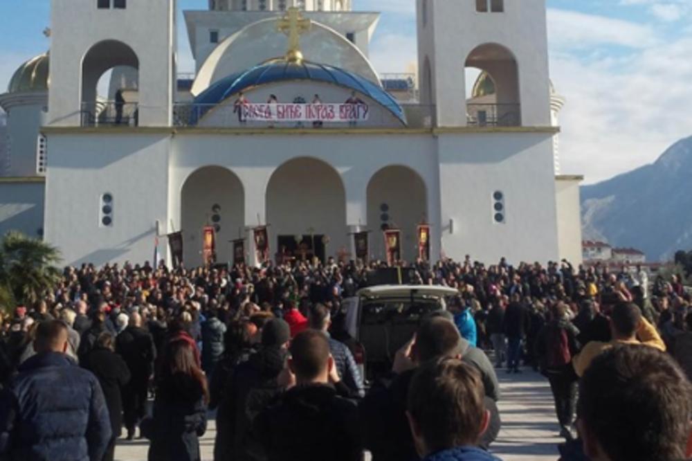 ZA ZAŠTITU SVETINJA: Mitropolit Amfilohije predvodio litiju u Baru! (VIDEO)