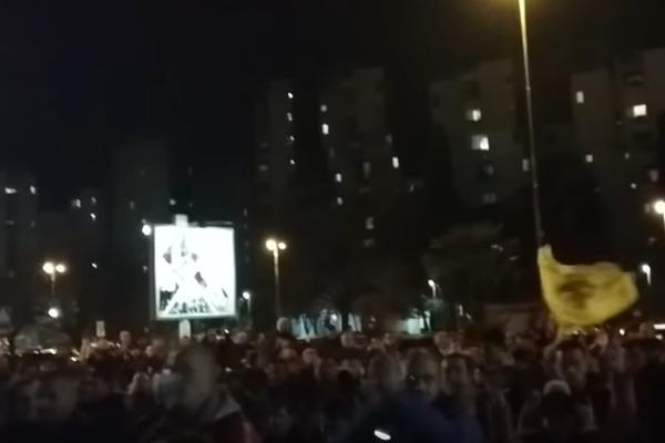 VIŠE OD 20.000 LJUDI ISPRED HRAMA U PODGORICI! Ovacijama dočekani potomci slavnog Marka Miljanova: Ne damo svetinje