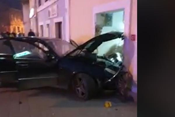 MERCEDECOM BEŽALI OD POLICIJE, PA SE ZAKUCALI U KUĆU: Filmska potera po celom Karlovcu, građani u šoku!