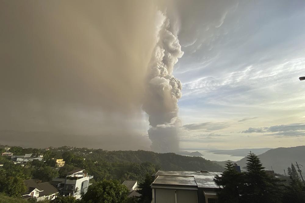 PRIZORI APOKALIPSE: Vulkan preti da EKSPLODIRA, nebo prekrila CRNA PRAŠINA! Zemlja u PANICI (FOTO) (VIDEO)