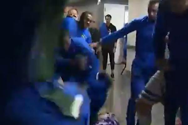 TUČA U TUNELU PRED MEČ KINGSA I BAKSA: Centar Milvokija se zaleteo, pa krenuo da gazi!