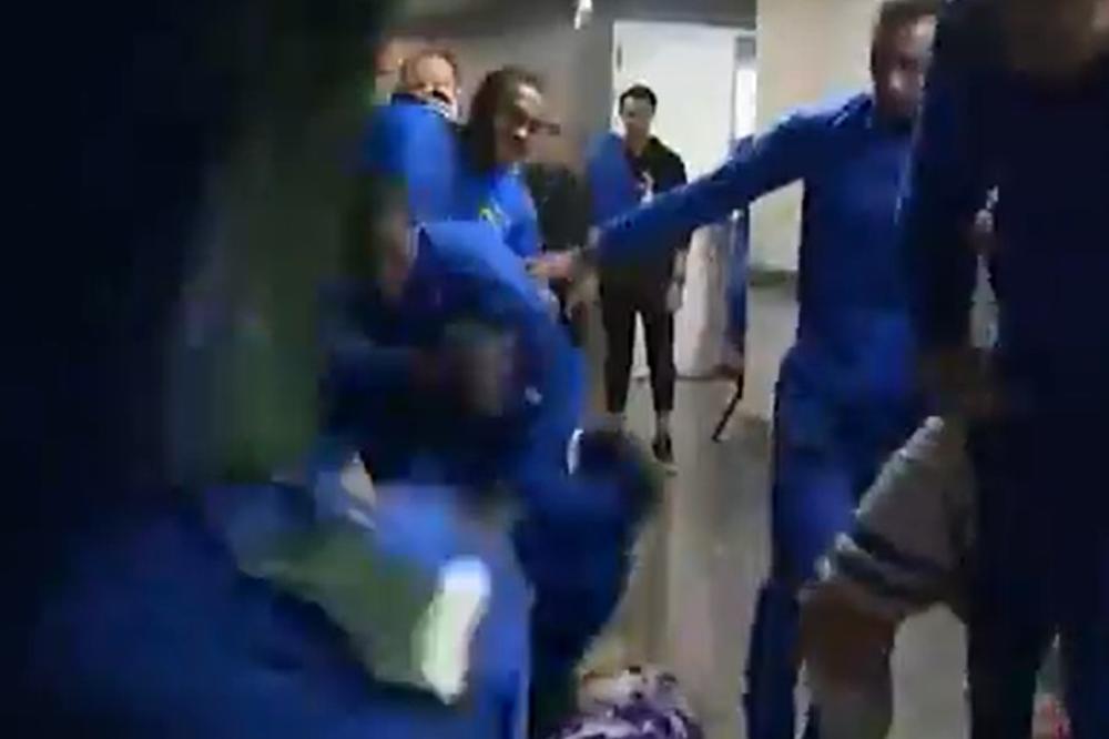 TUČA U TUNELU PRED MEČ KINGSA I BAKSA: Centar Milvokija se zaleteo, pa krenuo da gazi!