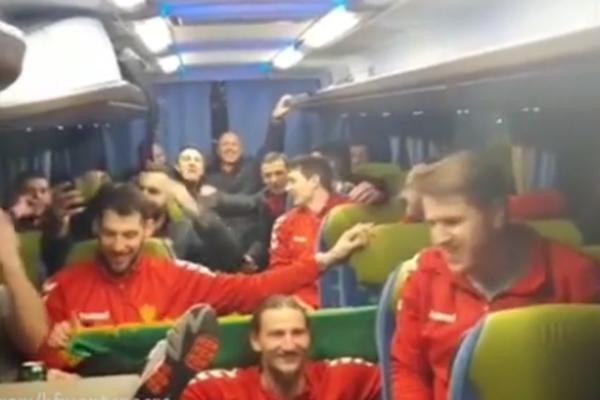 SIN DANILA LAZOVIĆA RAZOČARAO SRBIJU: Otac mu je bio ponosan Srbin, a on maše zelenom zastavom (VIDEO)