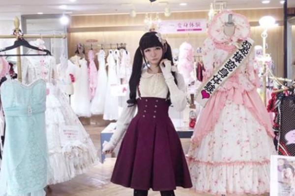 RETKO KO PRIMETI ČUDAN DETALJ NA FOTOGRAFIJI OVE JAPANKE: Bićete u neverici kada vidite šta je u pitanju! (VIDEO)