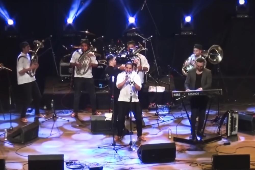 SRPSKI MUZIČAR ZGAZIO KOLIMA ŽENINU MAJKU: Snimak uplakane Sanje širi se društvenim mrežama (VIDEO)