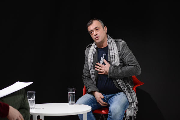 SERGEJ TRIFUNOVIĆ DOŠAO NA PROSLAVU SA PSOM: Pas MILE ponosno prošetao CRVENIM TEPIHOM!