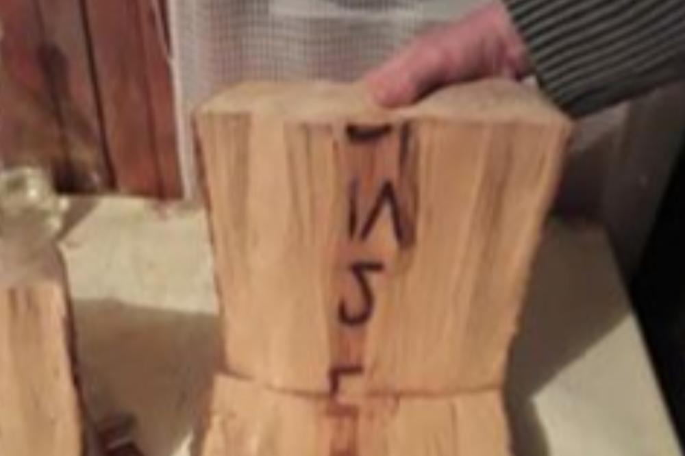 SRPKINJA PRONAŠLA MISTERIOZNE BROJEVE UREZANE U DRVO: Niko ne zna ŠTA OVO ZNAČI! (FOTO)