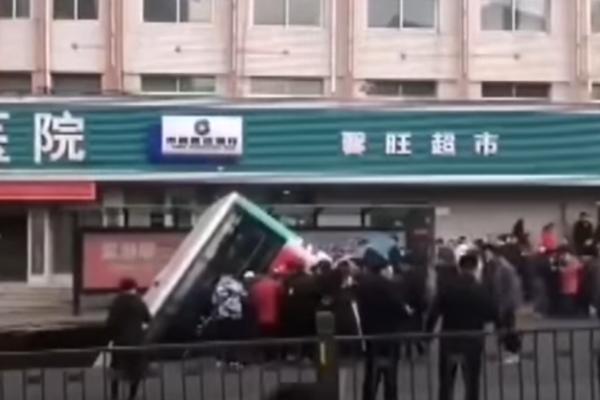 HOROR, OGROMNA RUPA NA PUTU PROGUTALA AUTOBUS: Ima mrtvih! (VIDEO)