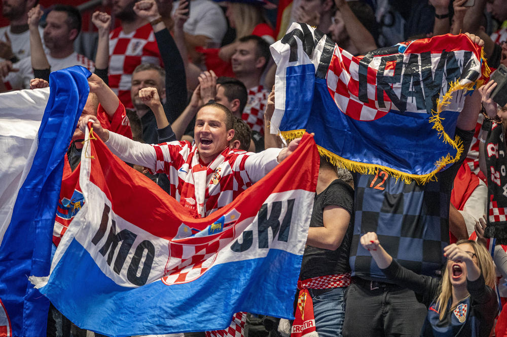 STVARNO BOLESNO: Svi zgroženi navijanjem Hrvata - pevali "ZAPALIĆU KRAJINU DO KNINA"! (VIDEO)