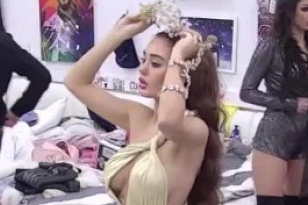 ANA KORAĆ KAO GRČKA BOGINJA: Muškarcima PALE VILICE kad se starleta spremila ZA POSEBNU PRILIKU! (FOTO)