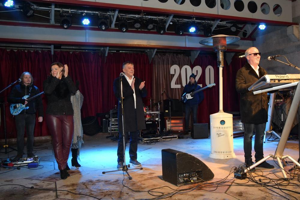 SAŠA MATIĆ SVE ODUŠEVIO! Tačno u ponoć, ljudi su čuli i jednu IZUZETNU PORUKU!