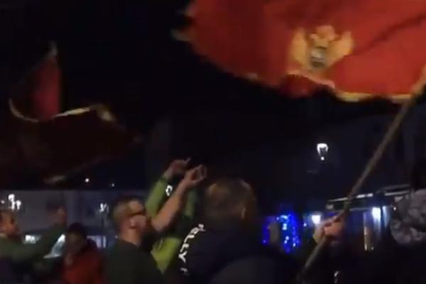 NIKAD SRBIJA I CRNA GORA, NEMA ZBORA! Crnogorski navijači ne staju s provokacijama posle pobede nad Srbijom!