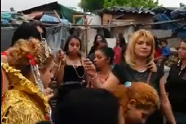 ŽENA KOJA JE NOKAUTIRALA KOMUNALNU MILICAJKU VOLI DA SE VESELI: Snimci koje smo pronašli objasniće vam sve!