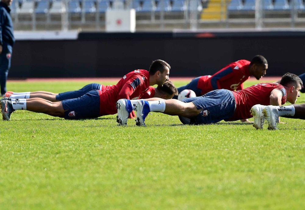 Grupa igrača koja je radila sklekove za kaznu