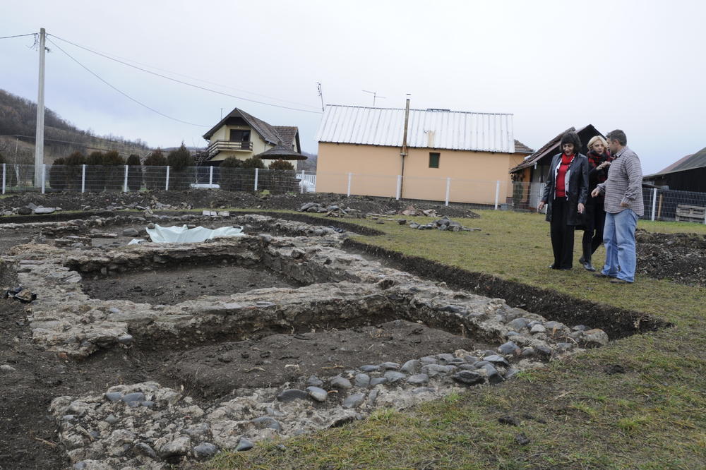 ČOVEK KOPAO CRVE PORED KUĆE I NAIŠAO NA IZNENAĐENJE Ono što je izvadio iz zemlje će vas ŠOKIRATI!