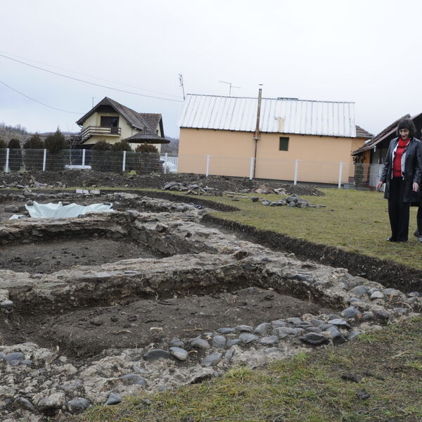 ČOVEK KOPAO CRVE PORED KUĆE I NAIŠAO NA IZNENAĐENJE Ono što je izvadio iz zemlje će vas ŠOKIRATI!