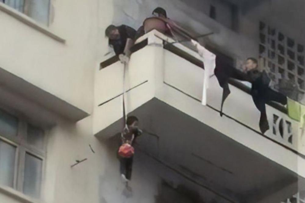 VEZALA UNUKA ZA UŽE I PREBACILA GA PREKO VISOKE TERASE: Kad čujete razlog, shvatićete da ova baka NIJE NORMALNA