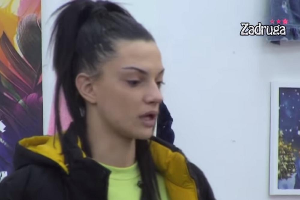 TARA SIMOV U SUZAMA SAOPŠTILA ZADRUGARIMA DA JE IZGUBILA DRAGU OSOBU: Za crnim stolom ZAVLADAO MUK! (VIDEO)
