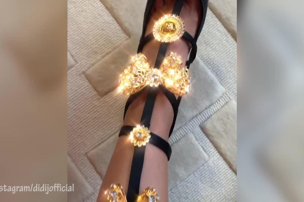 ONA JE NAJBOGATIJA SRPSKA PEVAČICA, IMA TOLIKO PARA DA NA NOGAMA NOSI ZLATNI ROLEKS: Tašna joj vredi ko 2 STANA!