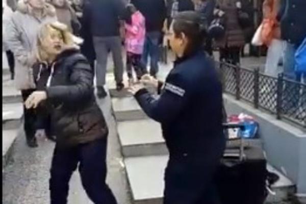 SAMO ZBOG VAS! Puštena žena koja je nokautirala komunalnu policajku na PIJACI NA VIDIKOVCU! ODMAH SE JAVNO OGLASILA