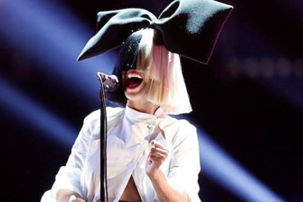 OSIM ŠTO KRIJE LICE, KRIJE I DA IMA DETE: Niko nije znao da je Sia postala majka!