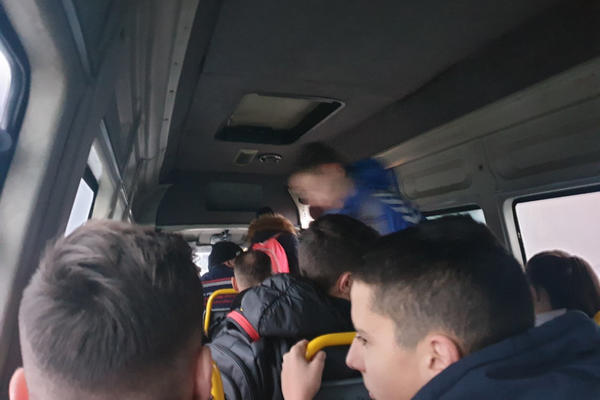 SREDNJOŠKOLCE IZ JABUKE NE PRIMAJU U AUTOBUS IAKO IMAJU MESEČNE KARTE! Razlog je TUŽAN