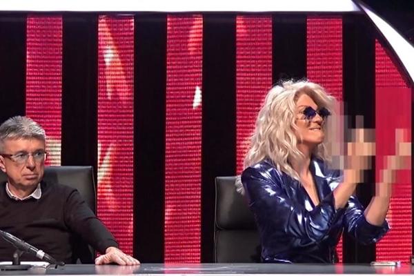 KARLEUŠA VIŠE NE ZNA ŠTA ĆE OD BESA: Uperila SREDNJI PRST u kolege, Popović OČAJAN sedi i ćuti, nije mu NI DO ČEGA