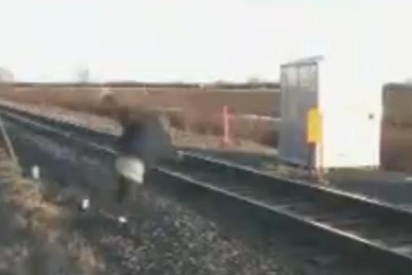 JEZIVA TRAGEDIJA NA PRUŽNOM PRELAZU! Starca (84) udario teretni voz, preminuo u bolnici