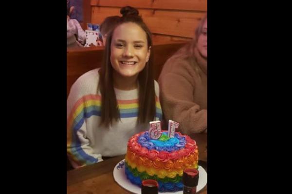 DEVOJČICU SU ZBOG OVE FOTKE IZBACILI IZ KATOLIČKE ŠKOLE: Da li vidite šta je ovde sporno?