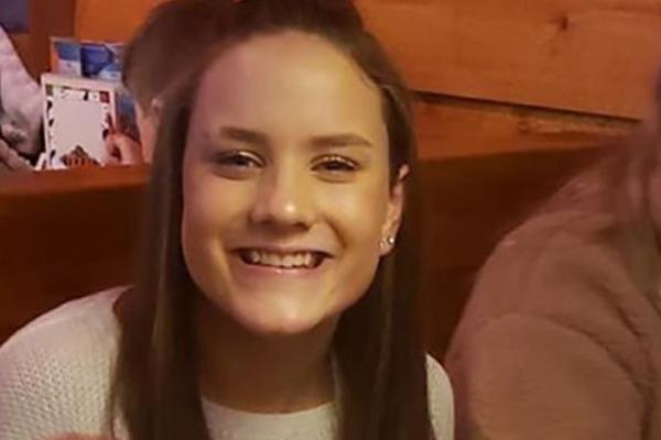 MAJKA OBJAVILA FOTOGRAFIJU SA ĆERKINOG ROĐENDANA! Par dana kasnije, devojku su izbacili iz ŠKOLE! (FOTO)