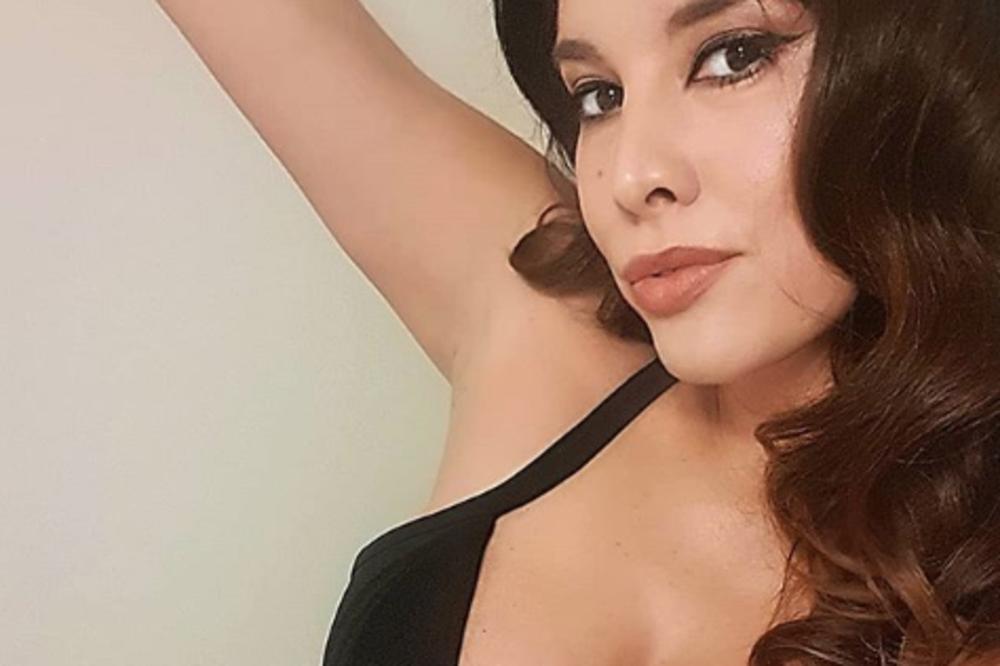 NIVES CELZIJUS SE OSAMILA SA GRUPOM MOMAKA U SVLAČIONICI: Pojavi se BOMBA SNIMAK, pogledajte šta ima je radila!