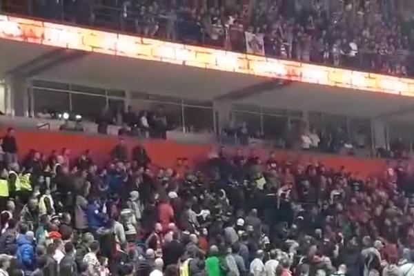HAOS U ARENI: Delije se međusobno potukle, uletela Žandarmerija na tribine!
