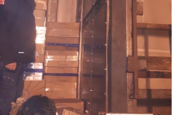 CARINICI SU ZAUSTAVILI OVOG ČOVEKA NA GRANICI! Rekao im je da je PRAZAN, a oni su mu u PRIKOLICI našli OVO!