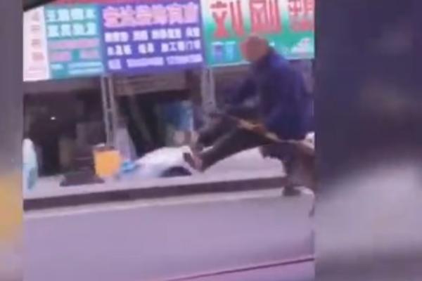 SNIMLJEN LETEĆI ČIČA! Ovaj čovek stvarno NIJE NORMALAN, svi su ga gledali! (VIDEO)