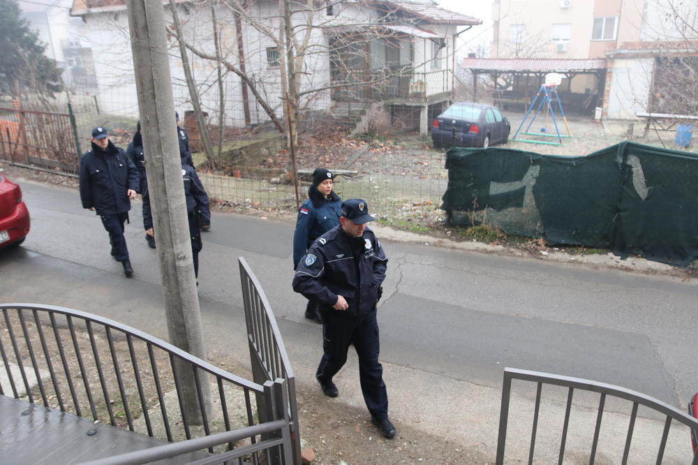 MILAN JE PRISTAO DA GA ISELE IZ STANA SA MALOLETNIM SINOM! Ima samo 1 MOLBU! Kraj drame na Bežaniji (VIDEO)