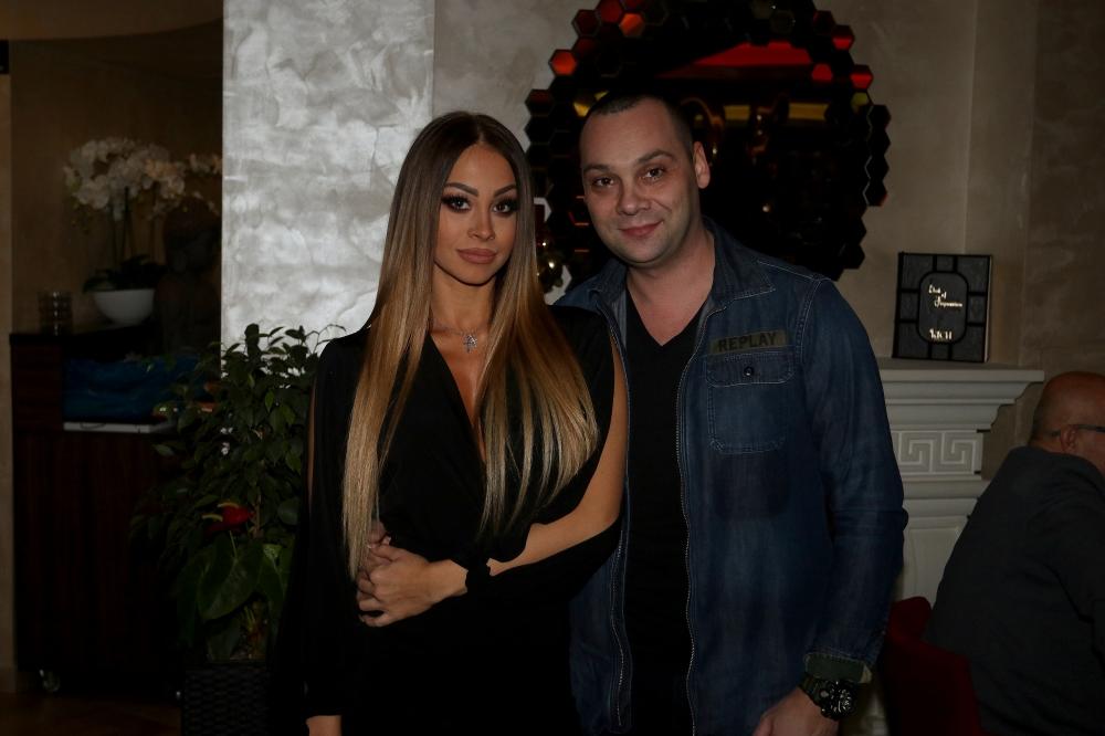 KRENUĆE VAM BALE NIZ USTA ZBOG HOT ŽENE POZNATOG PEVAČA! Njen profil popunjen GOLOTINJOM, ona je BOMBETINA! (FOTO)