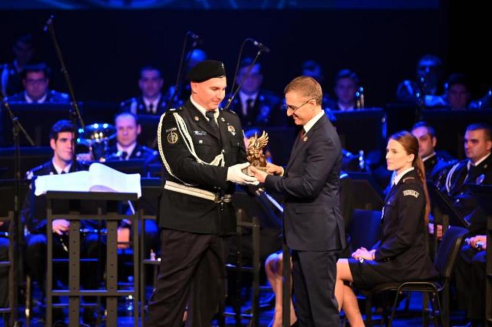 NEMANJA JE GOLORUK SPREČIO PLJAČKU: On je NAJHRABRIJI policajac u Srbiji nagrađen od strane MUP-a (FOTO)
