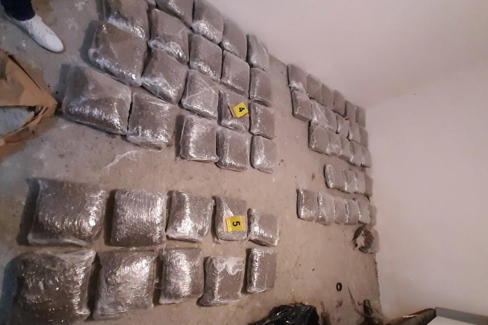 SRPSKA POLICIJA UHAPSILA CRNOGORSKOG BARONA DROGE SA MERCEDESOM: Ovako izgleda njegovo CARSTVO! (VIDEO)