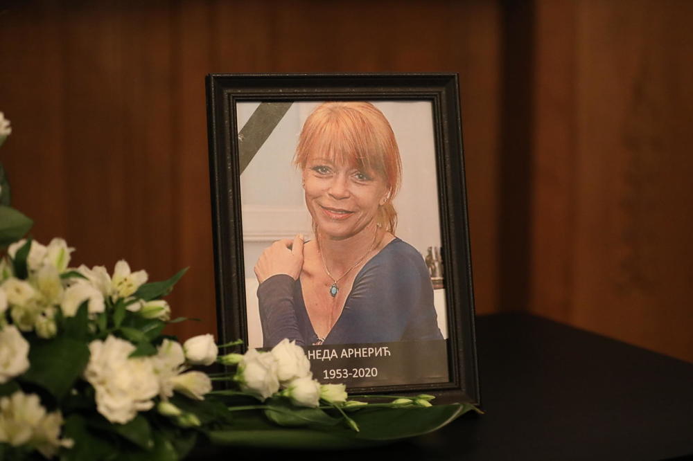 URNA SA PEPELOM NEDE ARNERIĆ POLOŽENA U ALEJU ZASLUŽNIH GRAĐANA! Počiva pored kolege, a posećuje je svaki dan ON!