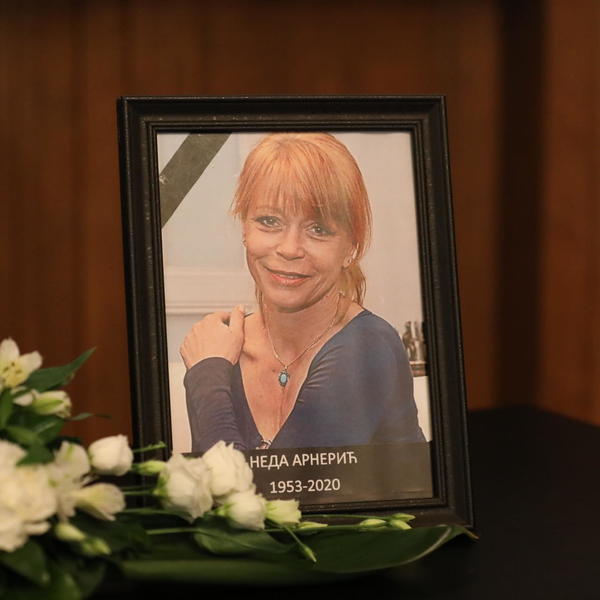 URNA SA PEPELOM NEDE ARNERIĆ POLOŽENA U ALEJU ZASLUŽNIH GRAĐANA! Počiva pored kolege, a posećuje je svaki dan ON!