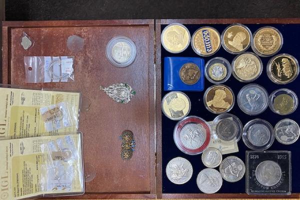 CARINICI SU PRONAŠLI 1 SUMNJIVU TORBU: Unutra je bila kolekcija SATOVA, ZLATO, DIJAMANTI I SMARAGDI (FOTO)